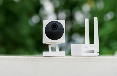 Camara De Seguridad Wyze Cam Outdoor Con  Base De Estación Blanco